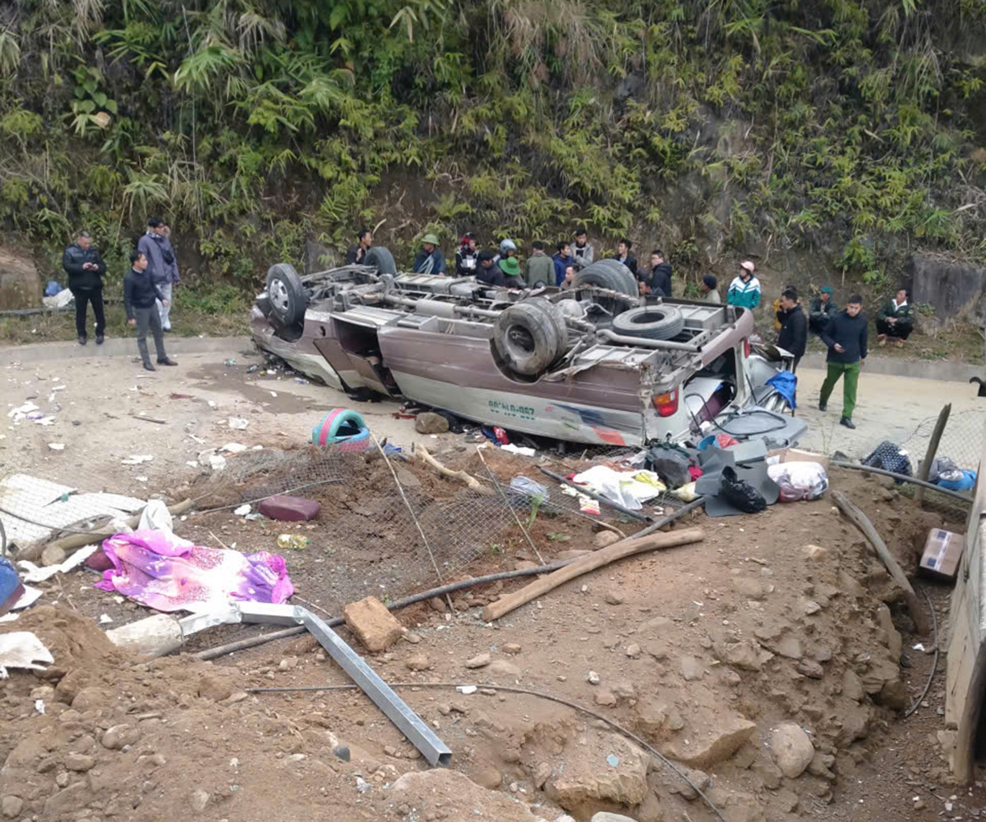 Hiện trường vụ lật xe khách khiến 9 giáo viên tử vong- Ảnh 2.