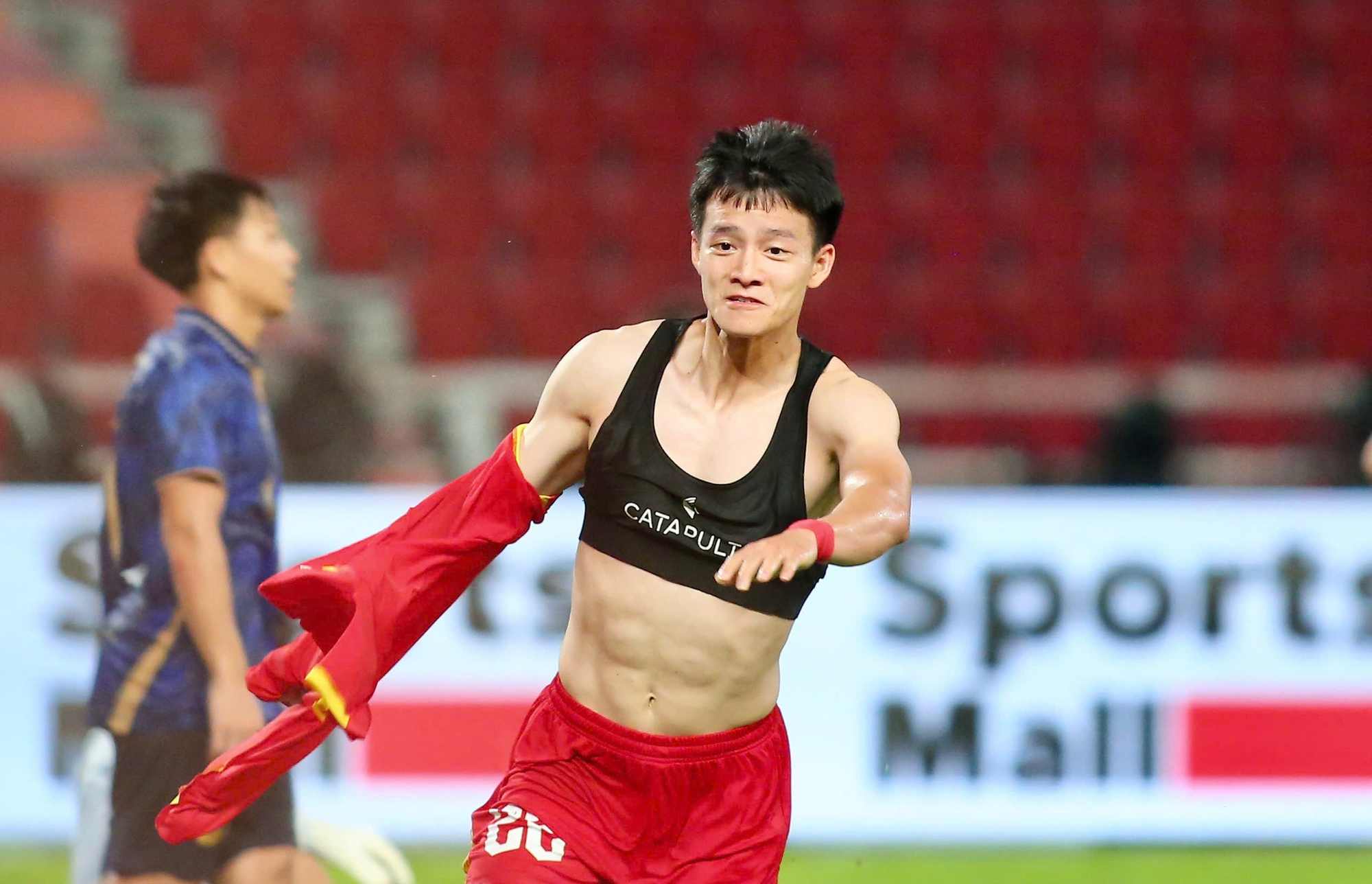 Nguyễn Thanh Nhàn - cầu thủ cởi áo khoe 6 múi sau bàn thắng "kết liễu" Thái Lan là ai?- Ảnh 1.