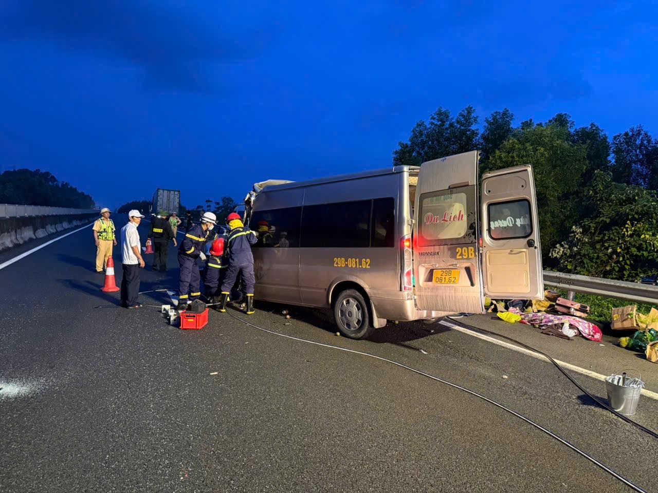 Tai nạn trên cao tốc Đà Nẵng – Quảng Ngãi, 3 người chết, 10 người bị thương - Ảnh 2.