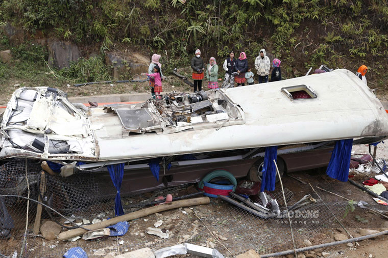 Xe chở đoàn thiện nguyện gặp tai nạn khi còn cách điểm trường trao quà chừng 3km. Ảnh: Văn Đức 