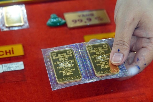 Sáng 31.1, giá vàng tiếp tục ghi nhận đà giảm mạnh.