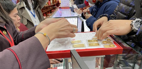 Giá vàng vượt mốc 190 triệu đồng/lượng, hàng triệu người dân đang giữ vàng băn khoăn: Từ 9/2, vàng nhẫn, vàng miếng mất hóa đơn có bán được không?- Ảnh 3.