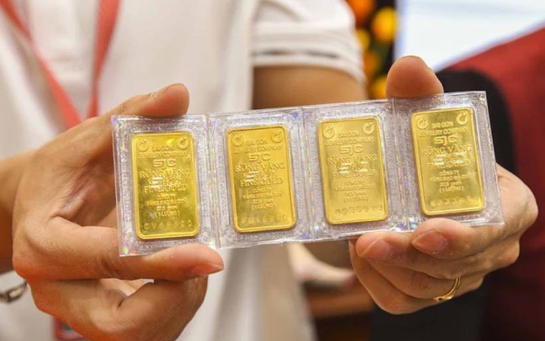 Giá vàng đột ngột giảm mạnh, ai xếp hàng buổi sáng Vía Thần Tài đã lỗ nhanh 4,5 triệu đồng- Ảnh 1.