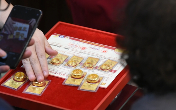 Giá vàng đột ngột sập mạnh không ngừng ở Việt Nam sau một quyết định của Tổng thống Trump- Ảnh 1.
