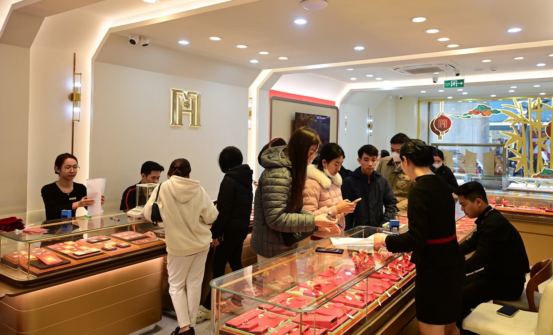 Vàng tăng 4 triệu đồng/lượng: 0,1 chỉ gây "sốt", đồng vàng Thiên Mã hoa đăng đẹp mãn nhãn - Ảnh 2.