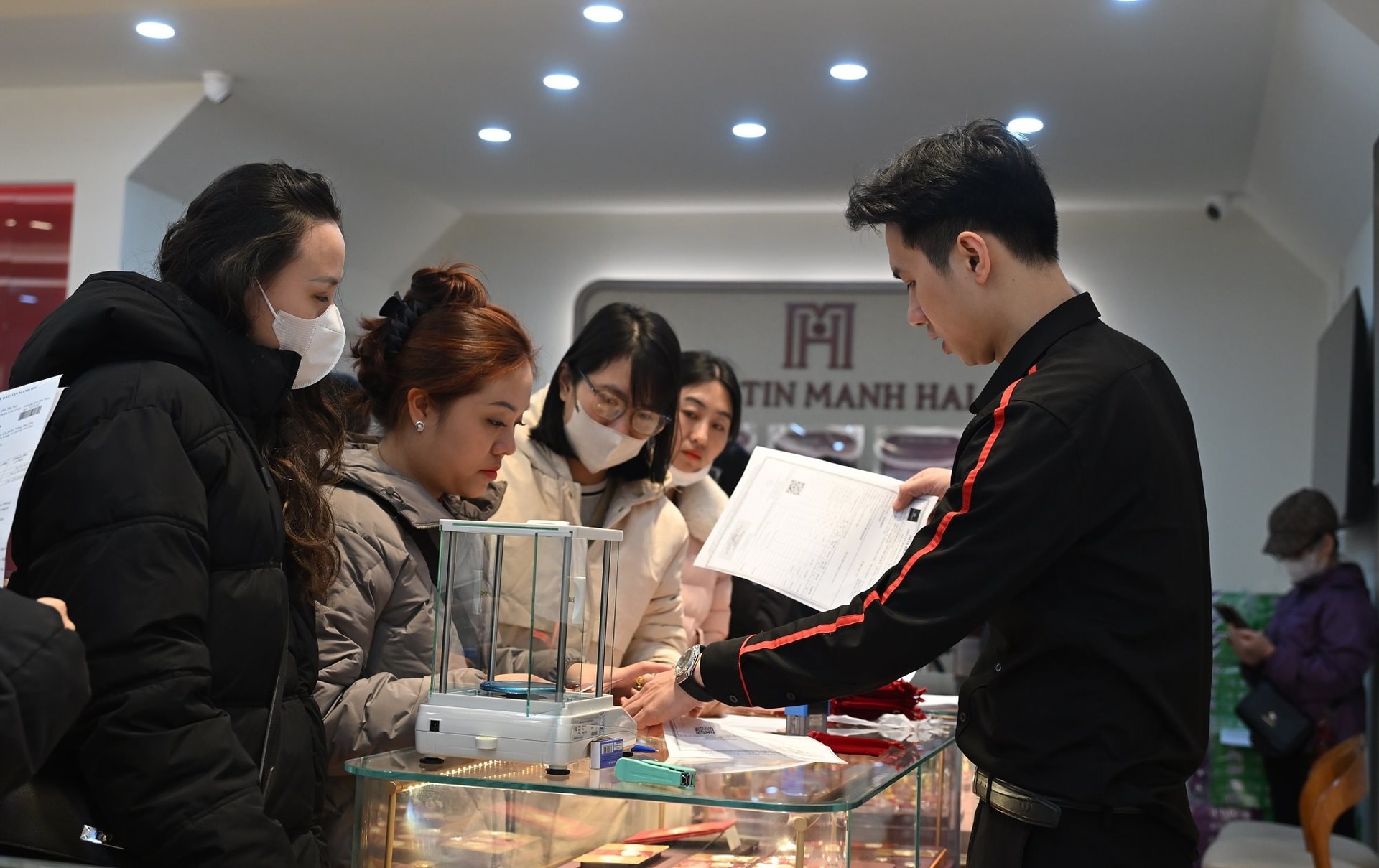 Vàng tăng 4 triệu đồng/lượng: 0,1 chỉ gây "sốt", đồng vàng Thiên Mã hoa đăng đẹp mãn nhãn - Ảnh 3.