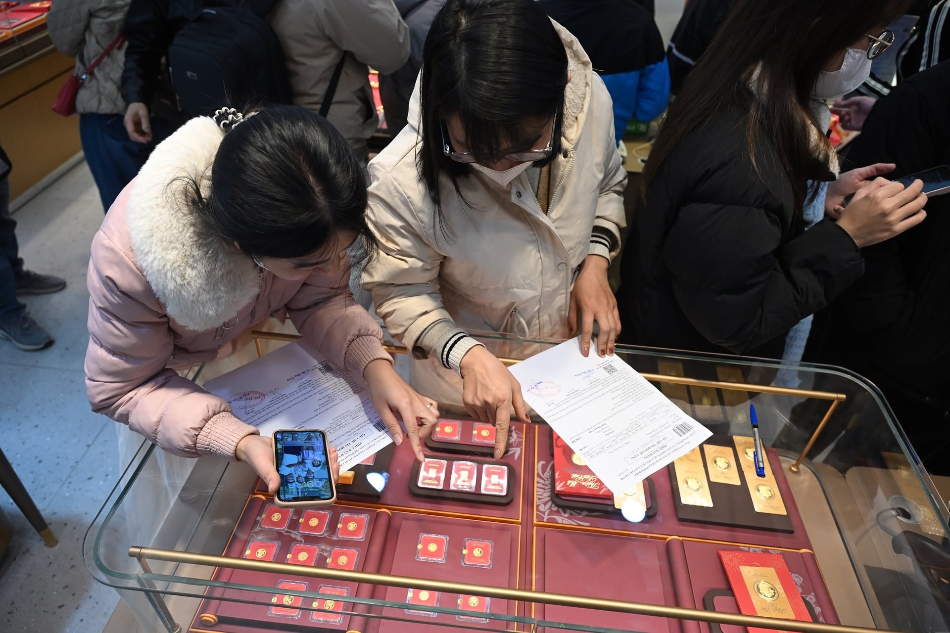 Vàng tăng 4 triệu đồng/lượng: 0,1 chỉ gây "sốt", đồng vàng Thiên Mã hoa đăng đẹp mãn nhãn - Ảnh 6.