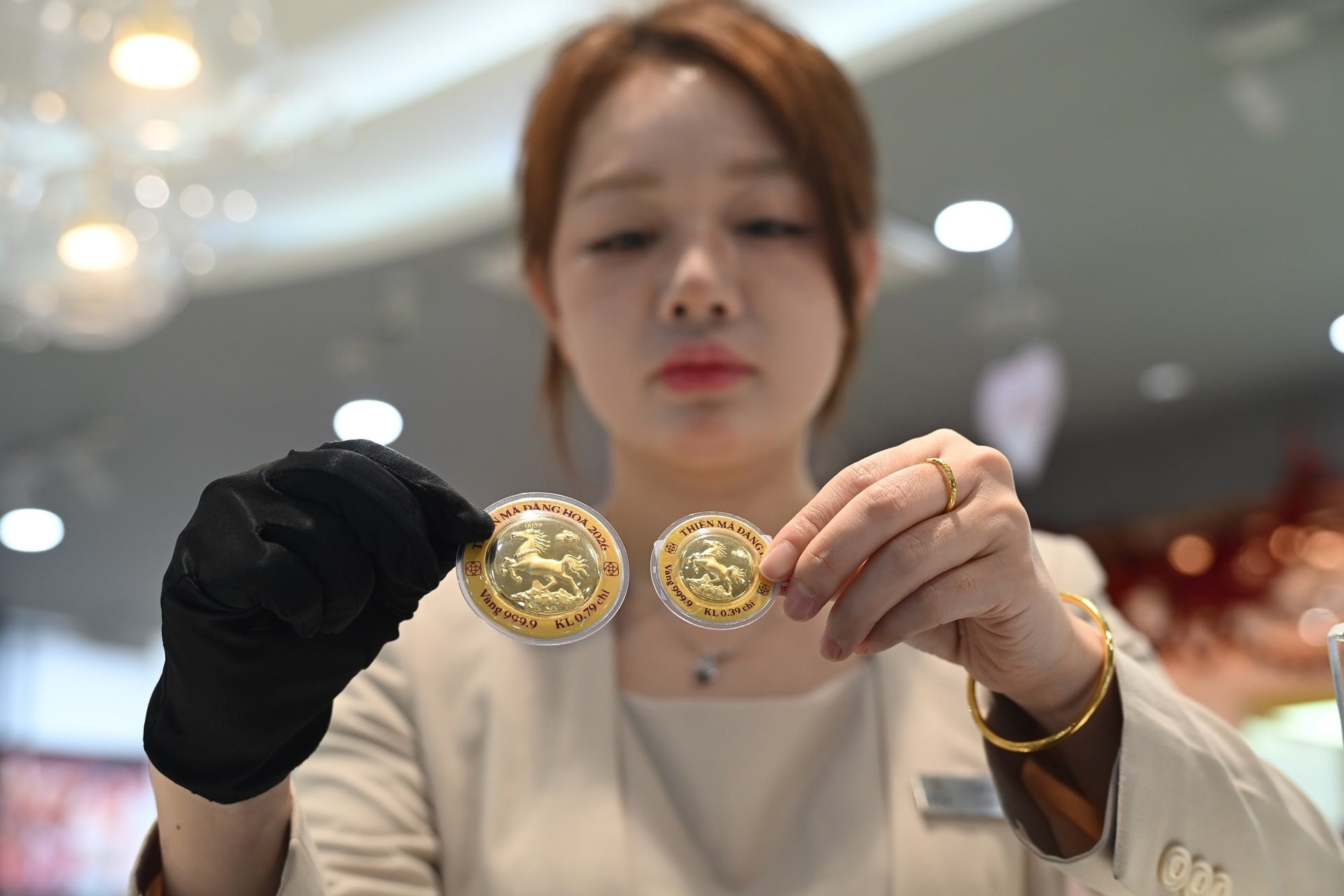 Vàng tăng 4 triệu đồng/lượng: 0,1 chỉ gây "sốt", đồng vàng Thiên Mã hoa đăng đẹp mãn nhãn - Ảnh 9.