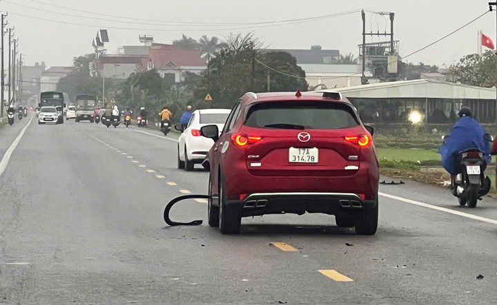 Chiếc ô tô va chạm với hai xe máy điện. (Ảnh: Facebook)