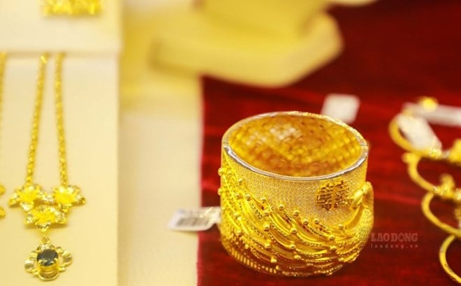 Đáng chú ý, nếu mua vàng miếng SJC vào ngày 15/3 và bán ra trong phiên hôm nay (22/3), nhà đầu tư tại cả SJC và DOJI đều chịu khoản lỗ lên tới 14,6 triệu đồng/lượng. 