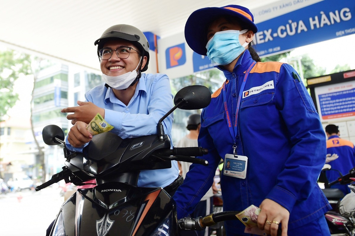 Có thể là hình ảnh về một hoặc nhiều người, xe scooter và văn bản