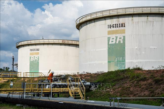 Giá dầu Brent vượt 103 USD mỗi thùng sau diễn biến quân sự ở đảo Kharg của Iran - Báo và Phát thanh, Truyền hình Quảng Ngãi - Báo và Phát thanh,