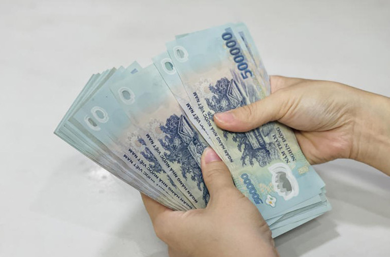 Phát hiện hàng trăm tờ tiền 500 nghìn đồng bỏ quên trong cây ATM- Ảnh 1.