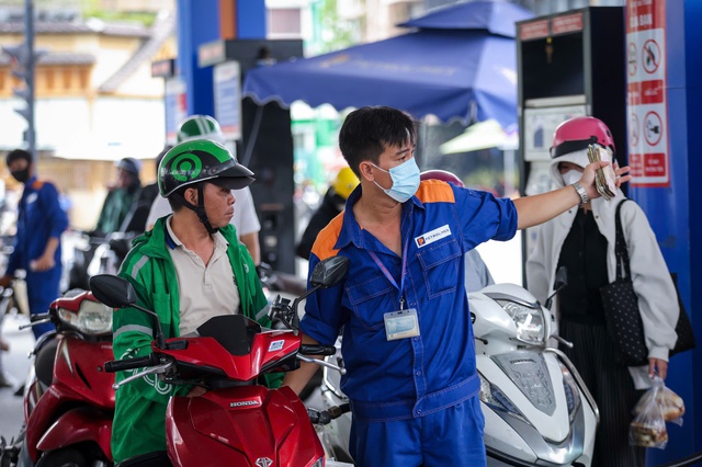 Giá xăng dầu hôm nay 11.3.2026: Lao dốc 15%, xăng trong nước sát mốc 30.000 đồng/lít - Ảnh 1.