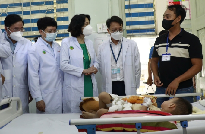 Thứ trưởng Y tế Nguyễn Thị Liên Hương thăm hỏi phụ huynh trẻ mắc tay chân miệng tại Bệnh viện Nhi đồng 2, sáng 29/3. Ảnh: Song Khuê