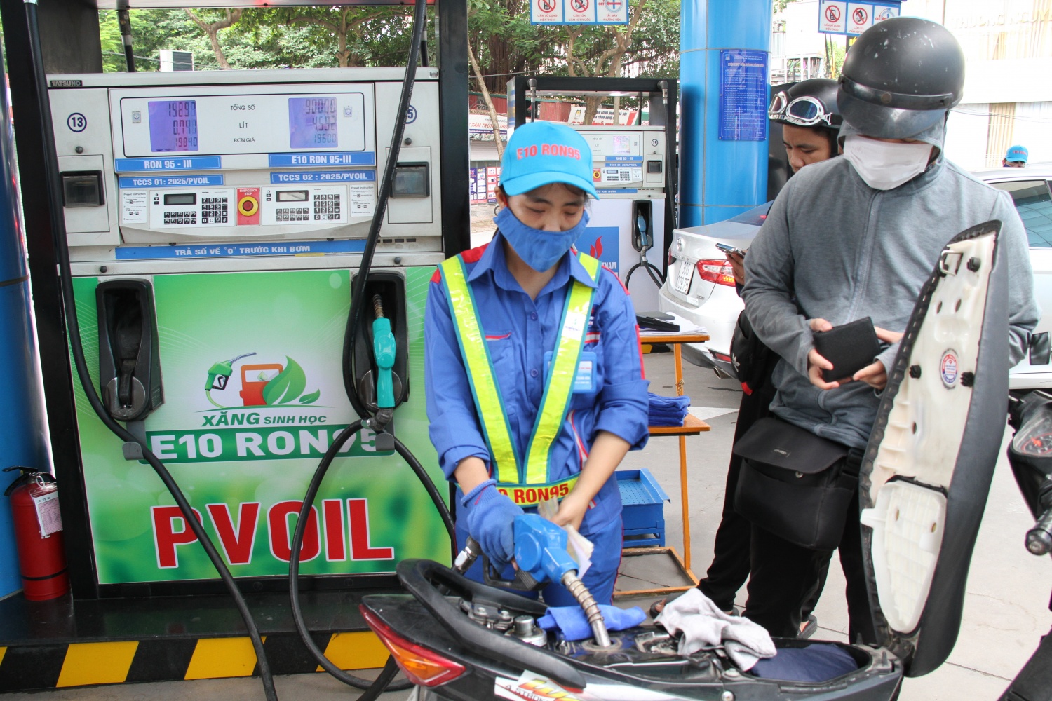 Giá xăng giảm mạnh, RON95-III xuống còn 25.240 đồng/lít