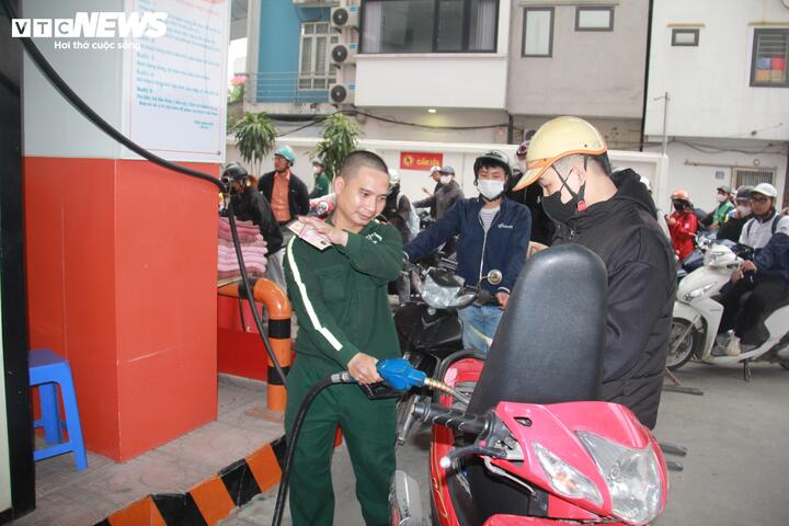 Giá bán lẻ xăng dầu trong nước dự báo tiếp tục tăng mạnh. (Ảnh: Phạm Duy).