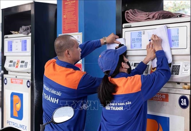 Giá xăng dầu hôm nay (24-4): Xăng dầu trong nước giảm giá