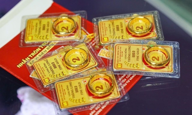 Giá vàng hôm nay (trưa 7-4): Lao dốc