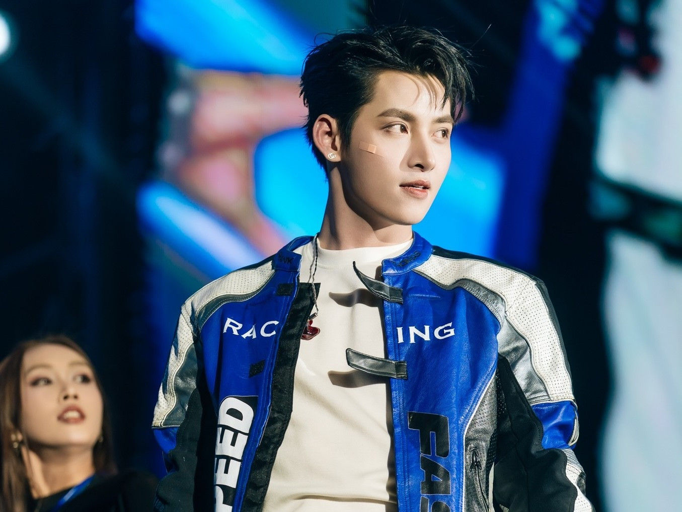 Hòa Minzy không cứu nổi MV nhận gần 4.000 dislike- Ảnh 8.