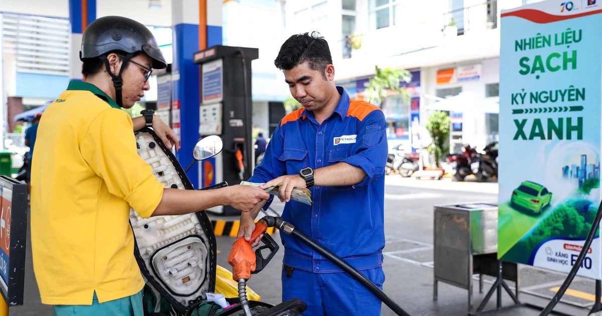 Có thể là hình ảnh về một hoặc nhiều người, máy thu tiền đỗ xe và văn bản