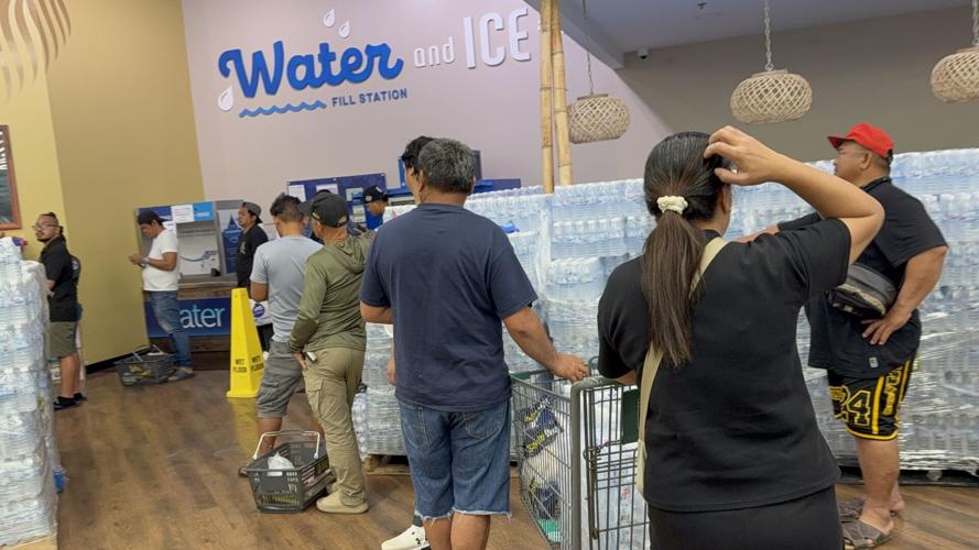 Siêu bão mạnh nhất hành tinh Sinlaku áp sát: Người dân "nín thở" trước giờ G, mưa to gió lớn đã xuất hiện - áº¢nh 4.