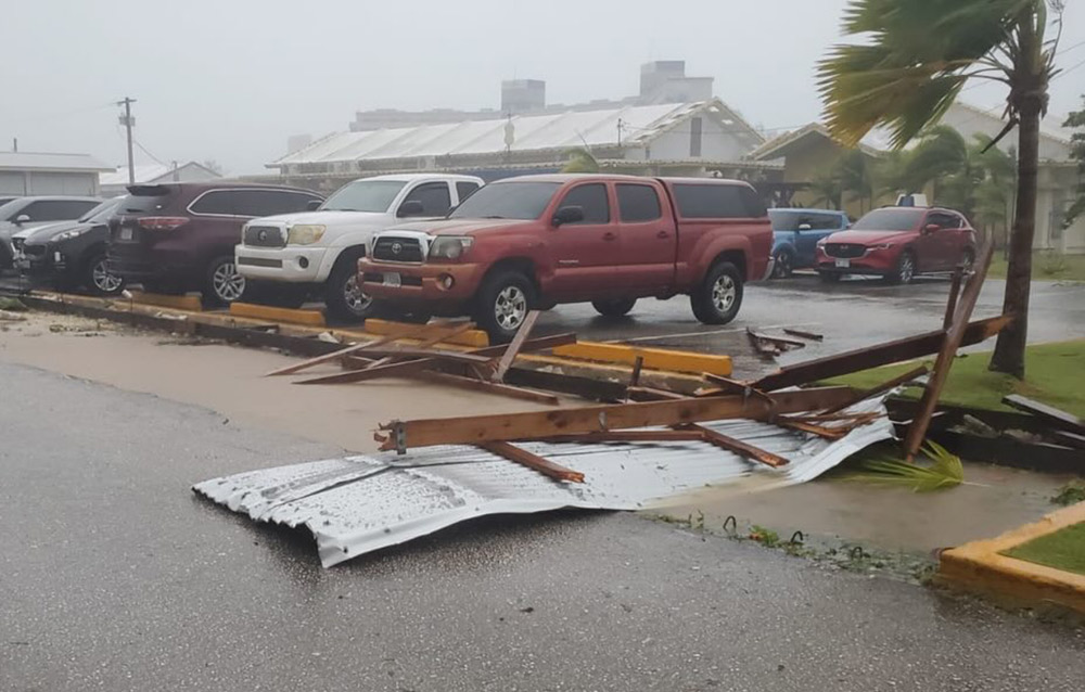 Siêu bão Sinlaku gây thiệt hại tại đảo Saipan ngay cả trước khi quét qua khu vực này. Ảnh: Department of Public Safety 