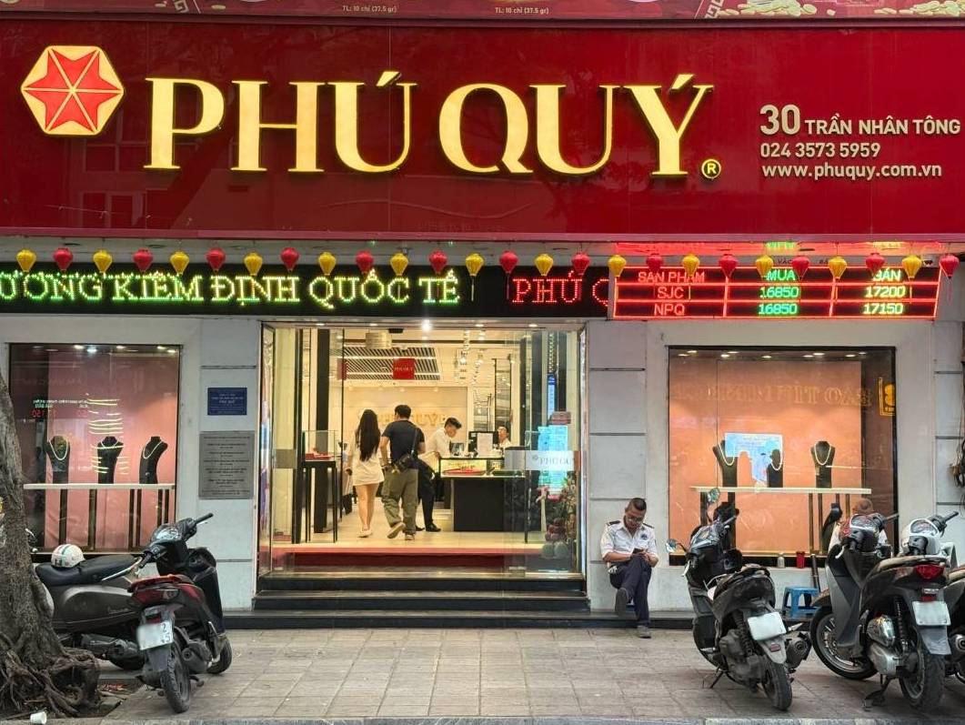 Không còn tình trạng người dân xếp hàng dài trước các cửa hàng vàng. Ảnh: Lệ Hà 