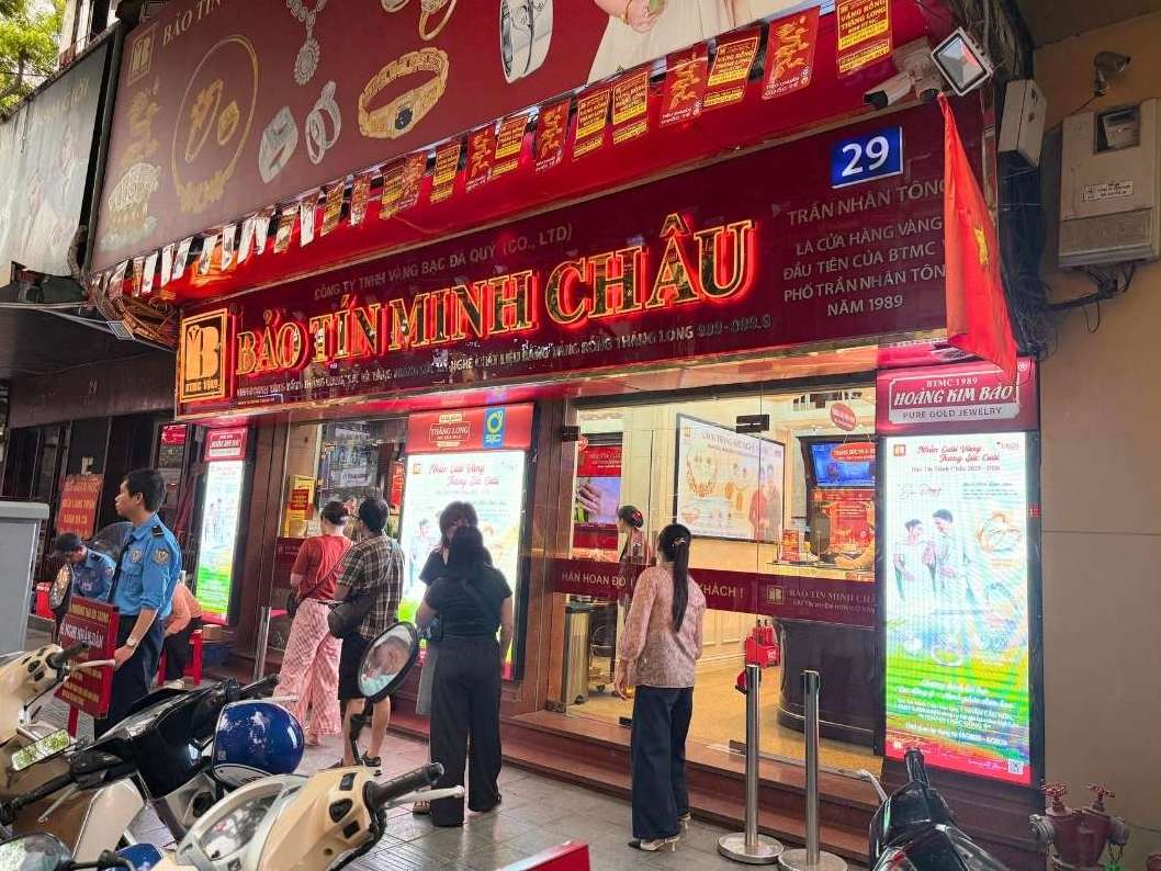 Ngày 19.4, tại một số cửa hàng vàng ở Hà Nội, người dân vẫn đến mua nhưng lượng khách đã thưa hơn so với trước. Ảnh: Linh Đan 