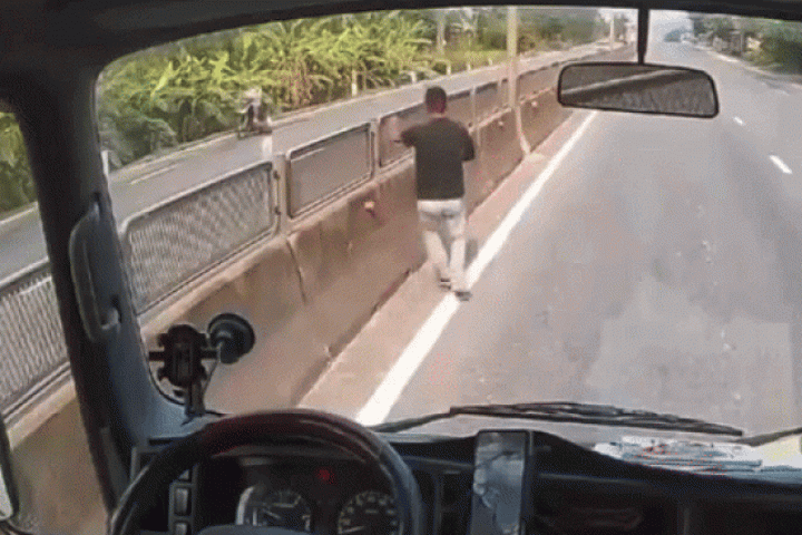 Tài xế kể lại khoảnh khắc dừng xe cứu em bé giữa quốc lộ