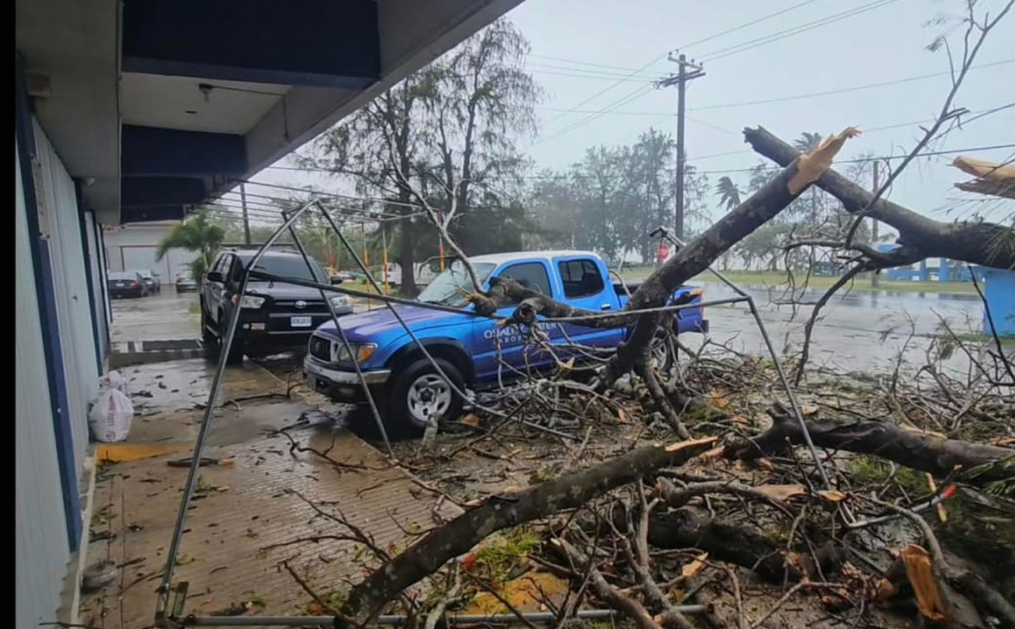 Siêu bão mạnh nhất hành tinh Sinlaku áp sát: Người dân "nín thở" trước giờ G, mưa to gió lớn đã xuất hiện - áº¢nh 2.