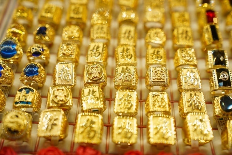 Giá vàng thế giới ngày 12/4/2026 tiếp tục duy trì xu hướng tăng sang tuần thứ ba liên tiếp, dù đà đi lên đã có dấu hiệu chững lại. 