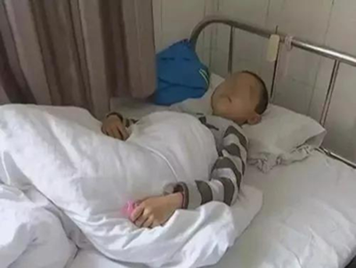 Bé trai 8 tuổi qua đời vì ung thư dạ dày, nguyên nhân xuất phát từ 1 món ăn vặt trẻ nào cũng mê- Ảnh 1.