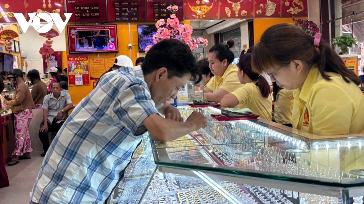 gia vang hom nay 13 4 vang trong nuoc giam 900.000 dong luong hinh anh 1