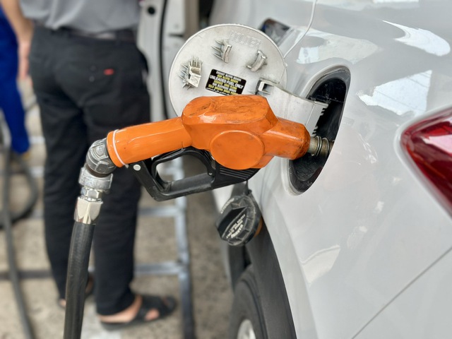 Giá xăng dầu hôm nay 15.4.2026: Lao dốc gần 8%- Ảnh 1.