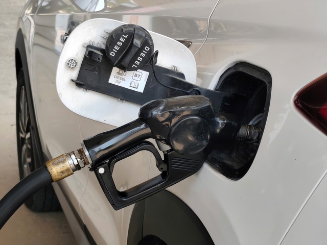 Giá xăng dầu hôm nay 28.4.2026: Xăng trong nước điều chỉnh trước lễ thế nào?- Ảnh 1.