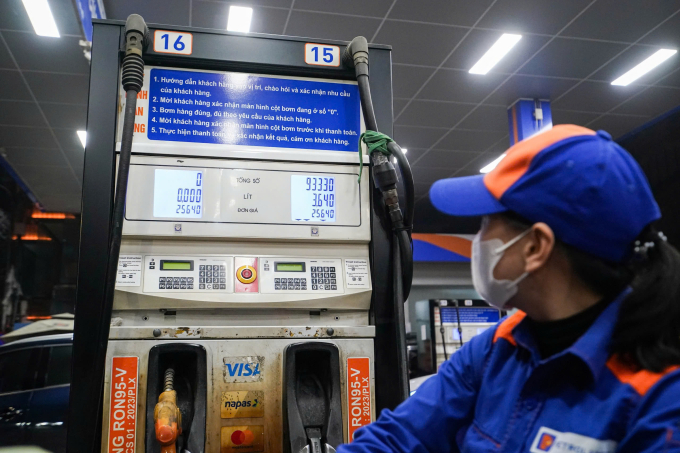 Nhân viên một cửa hàng xăng dầu bơm nhiên liệu cho khách. Ảnh: Giang Huy