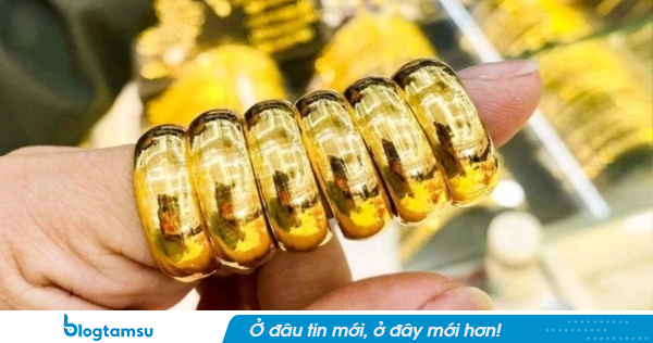Giá vàng hôm nay: Thị trường đỏ lửa, vàng thế giới xuyên thủng mốc 160 triệu đồng/lượng