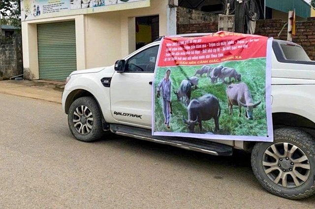 Em trai làm băng rôn, phát loa bêu riếu anh khắp làng: Hé lộ nguyên nhân và cái kết