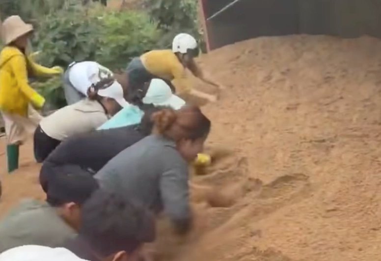 Tai nạn lật xe tải chở cát, một người đi xe máy bị vùi lấp tử vong