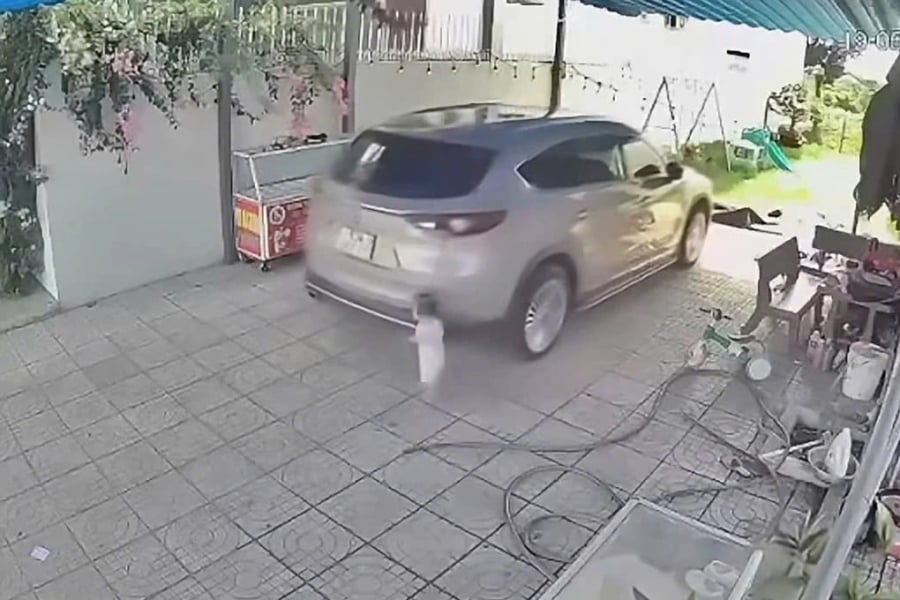 Khi xe bắt đầu lùi, tài xế đã cán trúng nạn nhân. 