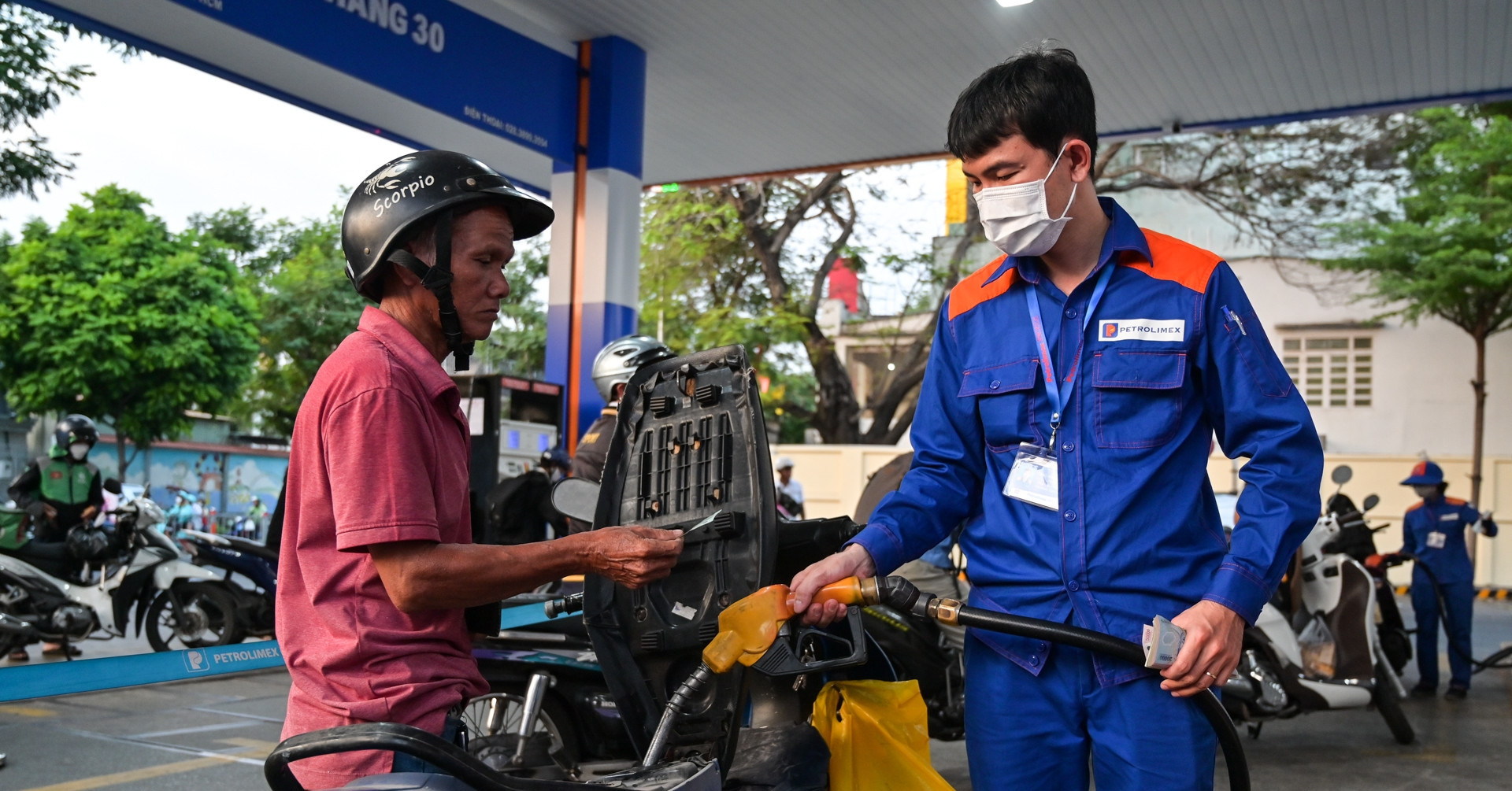 Giá xăng dầu hôm nay 31/5: Dầu thế giới lao dốc, ngày mai bán đại trà xăng E10