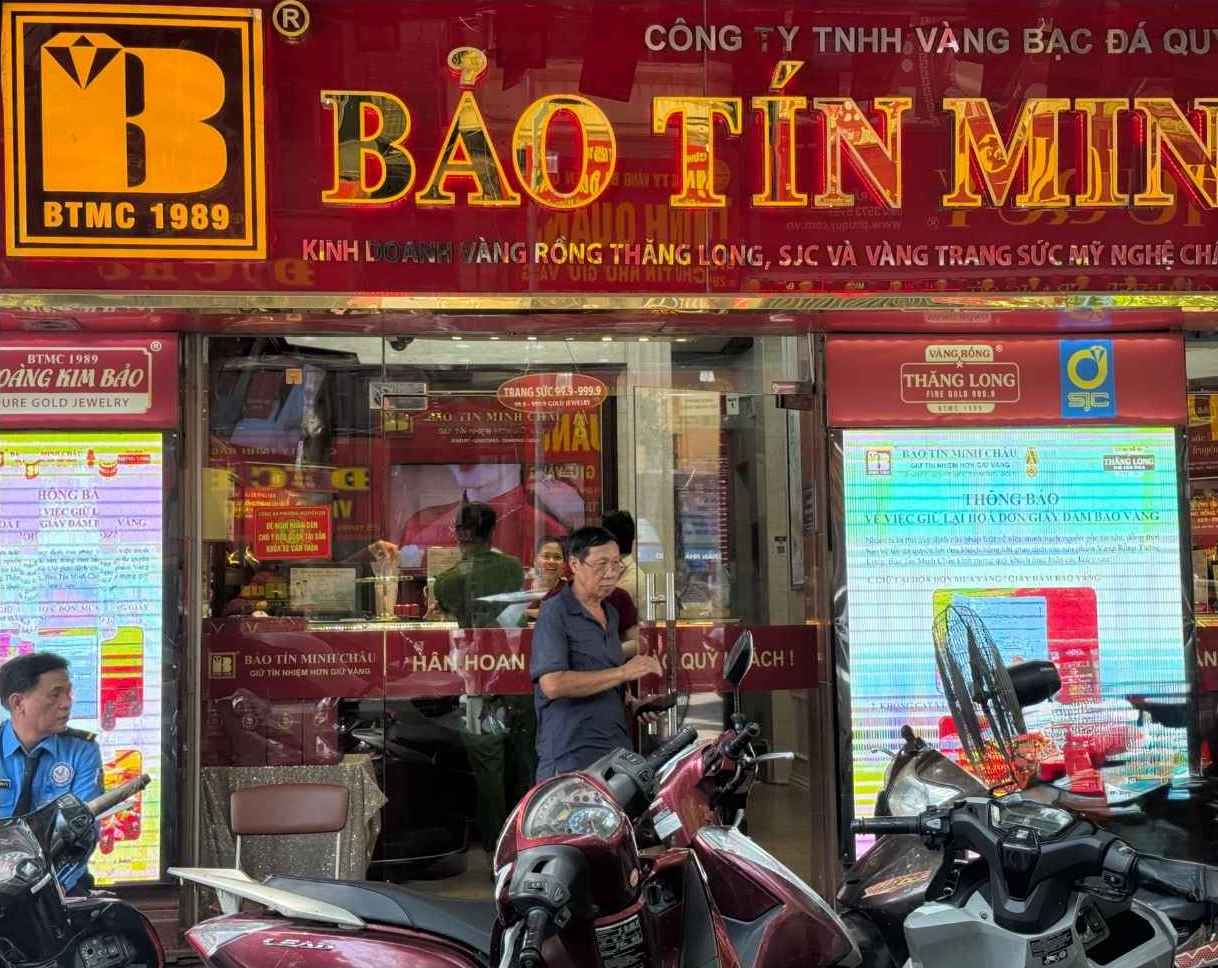 Người dân đến giao dịch vàng tại một cửa hàng vàng trên phố Trần Nhân Tông (phường Hai Bà Trưng, Hà Nội) ngày 23.5, lượng khách giảm, không còn cảnh xếp hàng chờ mua bán. Ảnh: Hà Lê.