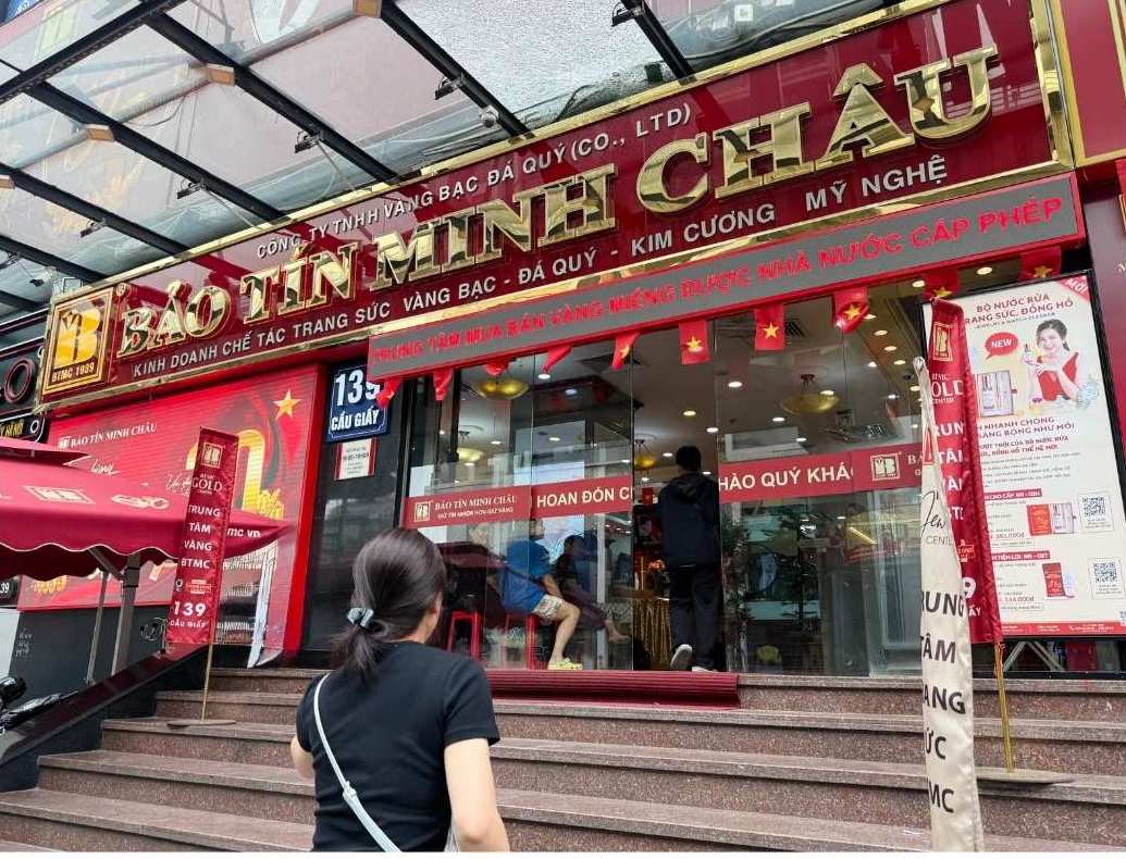 Dù giá biến động liên tục, vàng nhẫn vẫn thu hút đông đảo người mua. Ảnh: Hà Lê