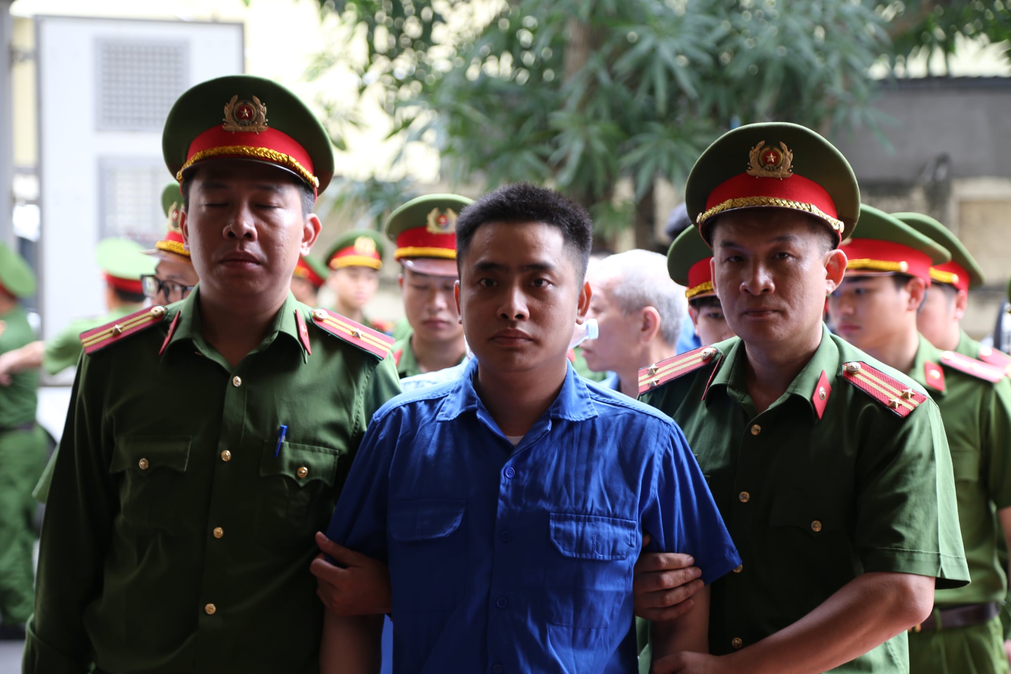 Bùi Đình Khánh lộ vẻ lạnh lùng khi ra tòa- Ảnh 1.