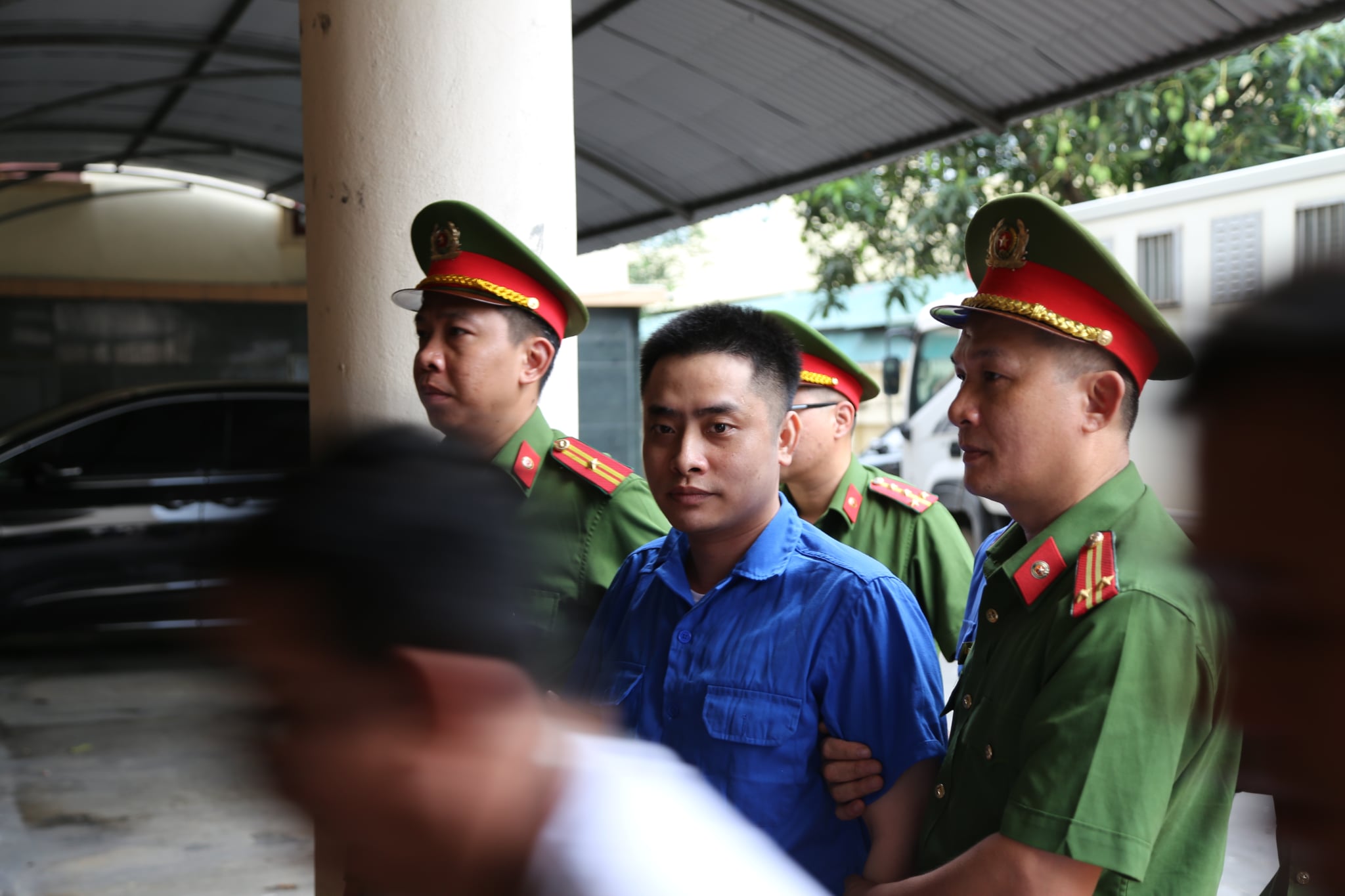 Bùi Đình Khánh lộ vẻ lạnh lùng khi ra tòa- Ảnh 2.