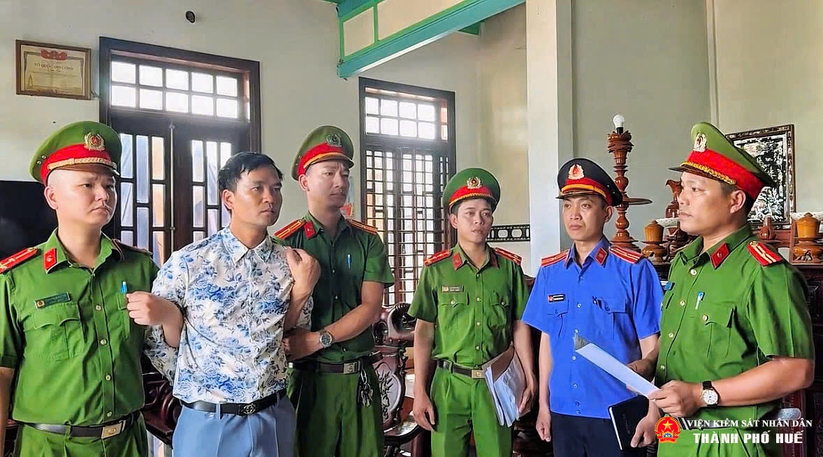 Thi hành lệnh bắt tạm giam, khám xét chỗ ở của chủ tiệm cây cảnh Mai Hoàng SN 1991