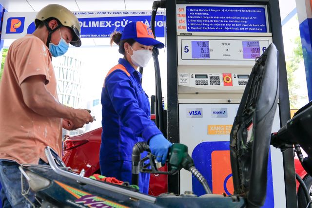 Giá xăng dầu hôm nay 15/5: Xăng RON95 rẻ kịch khung, dầu diesel lao dốc gần 18.000 đồng/lít từ đỉnh