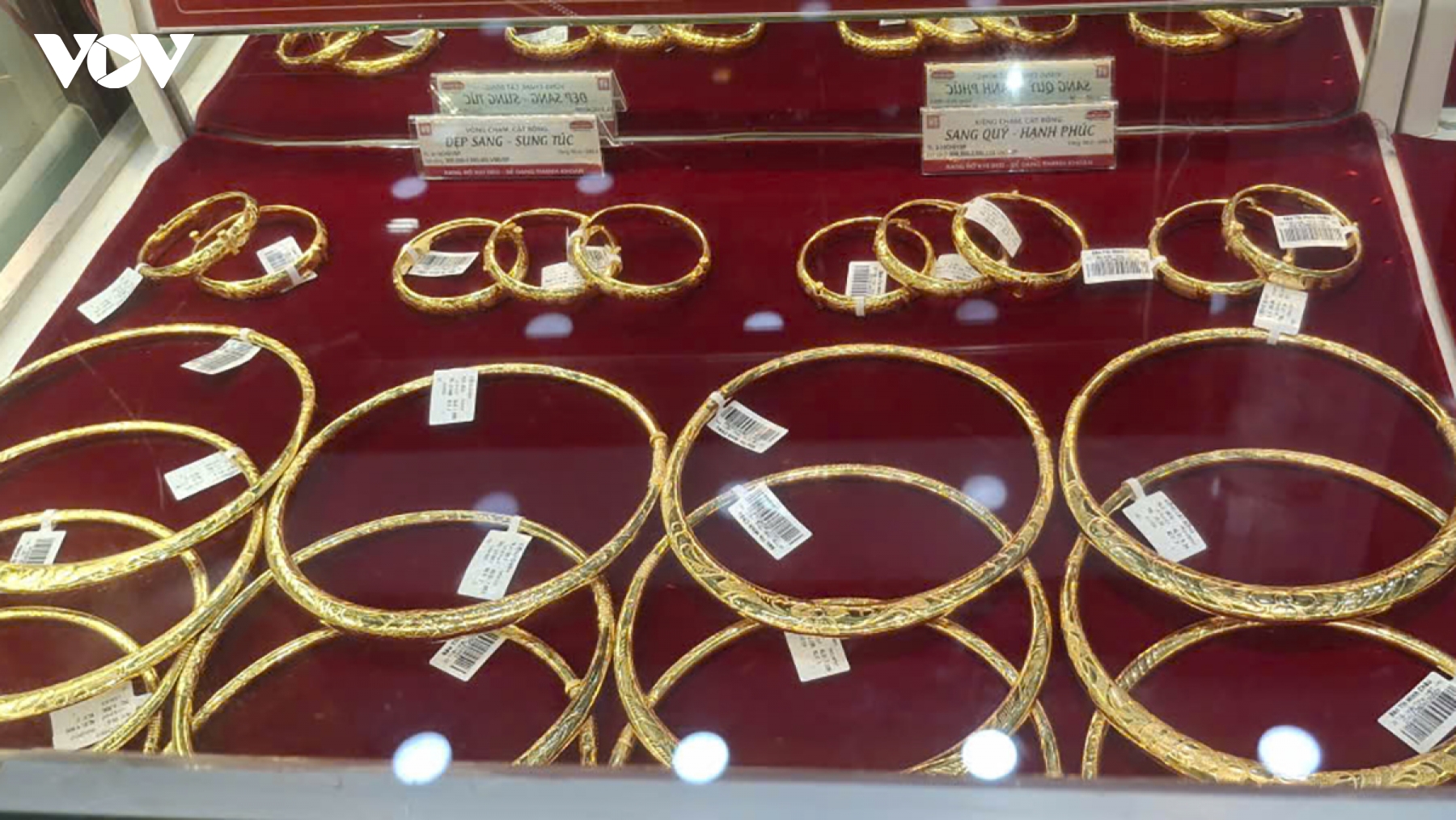 gia vang giam, cua hang vang khach, chuyen gia du doan vang se dat 5.000 usd oz hinh anh 4