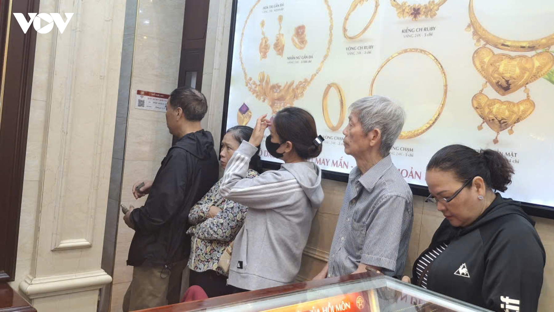 gia vang giam, cua hang vang khach, chuyen gia du doan vang se dat 5.000 usd oz hinh anh 2